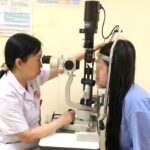 Đeo kính áp tròng, người phụ nữ bị loét giác mạc phải nhập viện