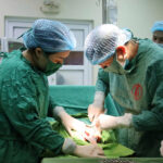 Bé trai chào đời từ hành trình song thai nguy hiểm – Hạnh phúc của gia đình và nhân viên y tế