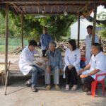 Trạm Y tế xã Vĩnh Thực tăng cường thăm khám sức khỏe tại hộ gia đình