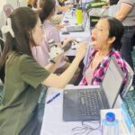 CDC Quảng Ninh tổ chức khám chữa bệnh nhân đạo cho nữ công nhân tại Móng Cái