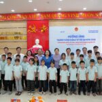 Phó Chủ tịch nước Võ Thị Ánh Xuân thăm, tặng quà tại Trung tâm trợ giúp xã hội tỉnh