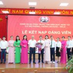 Chi bộ Phòng, chống HIV/AIDS – Bệnh không lây nhiễm tổ chức lễ kết nạp đảng viên mới