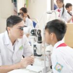 Khám sàng lọc tật khúc xạ cho gần 800 học sinh tại xã Hoành Mô